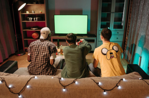 Τρία άτομα παίζουν video games. 