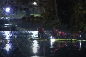 Έρευνες διασωστών για τον εντοπισμό των παιδιών στην παγωμένη λίμνη πάρκου στη Βρετανία