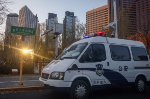 Κραυγή αγωνίας για νεαρή διαδηλώτρια στην Κίνα - Κρατείται επί εννέα μέρες μετά τη συμμετοχή της σε κινητοποιήσεις κατά των περιορισμών για τον κορωνοϊό.