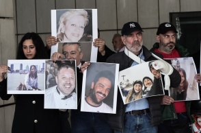 Συγγενείς νεκρών από τη φωτιά στο Μάτι με τις φωτογραφίες τους στη δίκη 