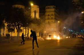 Διμοιρία των ΜΑΤ δέχθηκε επίθεση από ομάδα αγνώστων στη Θεσσαλονίκη: Πέταξαν βόμβες μολότοφ - Κάλεσμα για συγκέντρωση στην Καμάρα μετά τον θάνατο του 16χρονου.