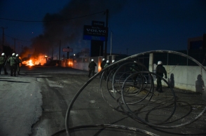 Ρομά άναψαν φωτιές σε δρόμο της Χαλκίδας - Διαμαρτυρία για τον θάνατο του 16χρονου - Στο σημείο βρίσκονται ισχυρές δυνάμεις της αστυνομίας.