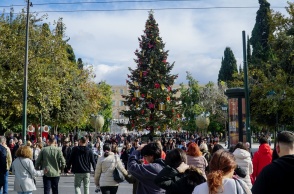 Πολίτες στο στολισμένο χριστουγεννιάτικα Σύνταγμα