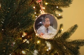 Μπάλα με φωτογραφία του Νότη Μηταράκη σε χριστουγεννιάτικο δέντρο