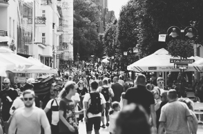 Ασπρόμαυρη φωτογραφία με κόσμο