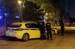 Αστυνομικοί έξω από περιπολικό της ΕΛ.ΑΣ.