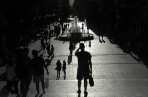 Οι σκιές πολιτών στο Σύνταγμα