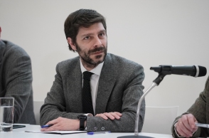 Στους λόγους για τους οποίους αποφάσισε να μιλήσει ανοιχτά για τον σεξουαλικό του προσανατολισμό στον Κυριάκο Μητσοτάκη αναφέρθηκε ο Νικόλας Γιατρομανωλάκης. 