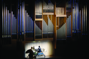 Η οργανίστα Ουρανία Γκάσιου επί το έργον στο Μέγαρο