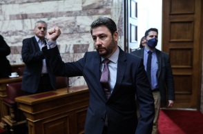 Η στρατηγική του ΠΑΣΟΚ-ΚΙΝΑΛ, τα σενάρια μελλοντικής κυβερνητικής συνεργασίας και η πολιτική στάση του κεντροαριστερού χώρου.