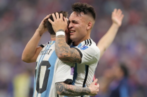 Οι πανηγυρισμοί των παικτών της Αργεντινής μετά το τέλος της διαδικασίας των πέναλτι © EPA/Friedemann Vogel