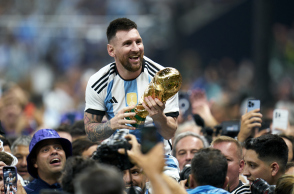 H στιγμή που παίκτες και επιτελείο της εθνικής Αργεντινής σηκώνουν στα χέρια τον Λιονέλ Μέσι όπως τον Ντιέγκο Αρμάντο Μαραντόνα