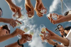 Ποιοι γιορτάζουν σήμερα 18 Δεκεμβρίου; Το εορτολόγιο της Athens Voice σου τους θυμίζει. Μην ξεχάσεις να τους δώσεις τις καλύτερες ευχές σου!