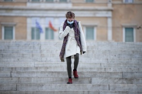 Ο καιρός αύριο - Γυναίκα με παλτό και κασκόλ κατεβαίνει τα σκαλιά της πλατείας Συντάγματος