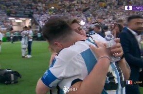 Ο Λιονέλ Μέσι αγκαλιάζει τη μητέρα του μετά την κατάκτηση του Μουντιάλ 2022 από την Αργεντινή