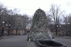 Ουκρανία: Χριστουγεννιάτικο δέντρο με δίχτυα παραλλαγής στην πόλη Μικολάιβ