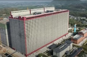 Η μεγαλύτερη χοιροτροφική μονάδα στον κόσμο άνοιξε στην επαρχία Hubei της Κίνας, με τους επικριτές της να υποστηρίζουν ότι θα αυξήσει τον κίνδυνο για διάδοση επικίνδυνων ασθενειών
