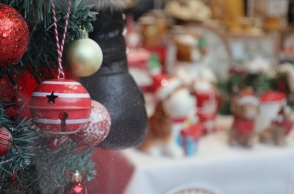 Βιτρίνα με χριστουγεννιάτικα στολίδια σε καταστήματα ενώ βρίσκεται σε ισχύ το εορταστικό ωράριο 2022