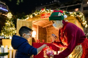 Χριστουγεννιάτικο χωριό στην Αθήνα: Ξωτικό κερνάει γλυκά αγοράκι