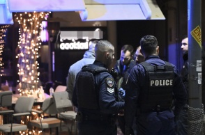 Αστυνομικοί στο σημείο όπου διαπράχθηκε η διπλή εκτέλεση στην πλατεία της Νέας Σμύρνης