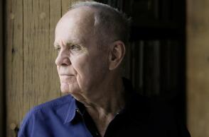 Ο Τέλης Σαμαντάς γράφει για τα βιβλία του Cormac MacCarthy, «Ο Επιβάτης» και “Stella Maris”, που κυκλοφόρησαν από τις εκδόσεις Gutenberg σε μετάφραση του Γιώργου Κυριαζή. 