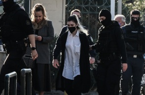 Η Ρούλα Πισπιρίγκου οδηγείται με χειροπέδες στην ανακρίτρια προκειμένου να απολογηθεί για τους θανάτους της Μαλένας και της Ίριδας