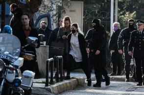 Η Ρούλα Πισπιρίγκου οδηγείται από αστυνομικούς στην ανακρίτρια