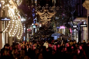 Πολίτες στον εμπορικότερο δρόμο της Αθήνας, την Ερμού, ενώ βρίσκεται σε ισχύ το εορταστικό ωράριο λειτουργίας των καταστημάτων