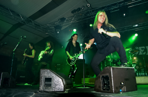 Η συναυλία των Helloween στην Αθήνα, τον Δεκέμβριο του 2003, μέσα από σπάνιες φωτογραφίες του Χρήστου Κισατζεκιάν και η μεγάλη επιστροφή τους στην Ελλάδα, στο φεστιβάλ Release Athens 2023, το Σάββατο 17 Ιουνίου 2023, στην Πλατεία Νερού.