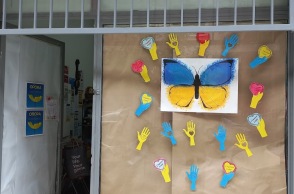 Ρεπορτάζ: Το κέντρο βοήθειας Ουκρανών προσφύγων Οπόρα, στην οδό Φερών 8, στην Αθήνα, όπου συγκεντρώνονται προϊόντα, προκειμένου να τα δώσουν σε όσους έχουν ανάγκη.