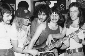 Iron Maiden: Η ιστορία δημιουργίας του θρυλικού heavy metal συγκροτήματος την ημέρα των Χριστουγέννων του 1975 από τον μπασίστα και ιδρυτή τους, Steve Harris, και οι αλλαγές που οδήγησαν στο line up του πρώτου τους άλμπουμ.