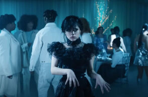 Wednesday στο Netflix: Πώς γυρίστηκε η viral χορογραφία της Jenna Ortega με το «Goo Goo Muck» των Cramps και η σκηνή που παίζει με τσέλο το «Paint It Black» των Rolling Stones.