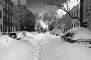 Χιονοθύελλα στις ΗΠΑ το 2016 - Σκεπασμένοι από το χιόνι δρόμοι στη Νέα Υόρκη