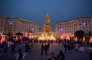 Χριστουγεννιάτικο δέντρο στην πλατεία Αριστοτέλους