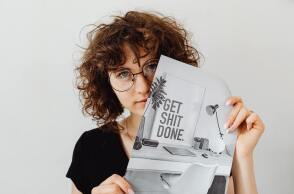 Όπως κάθε χρόνο, λίγο πριν την Πρωτοχρονιά, δίνουμε στον εαυτό μας υποσχέσεις και ελπίζουμε να τις τηρήσουμε. Παρακάτω θα βρείτε 100+1 υποσχέσεις για να σας βοηθήσουν να τηρήσετε έστω και μία. 