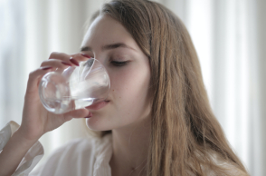 Γυναίκα που πίνει νερό