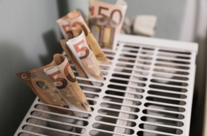 Χαρτονομίσματα του ευρώ πάνω στις χαραμάδες καλοριφέρ