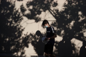 Μαθητής φορά μάσκα κατά την προσέλευσή του στο σχολείο