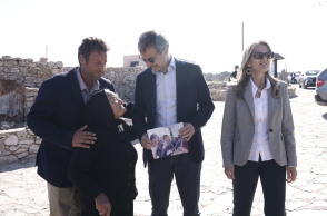 Η συνάντηση του Κυριάκου Μητσοτάκη με γιαγιά στη Γαύδο