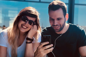 Ζευγάτι που ακούει μουσική