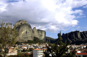 Η Καλαμπάκα με φόντο τα Μετέωρα