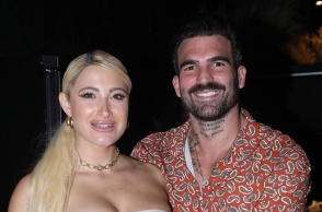 Ιωάννα Τούνη και Δημήτρης Αλεξάνδρου ποζάρουν αγκαλιά σε νυχτερινή τους έξοδο