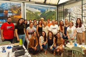 Εκπαιδευτές και συμμετέχοντες στο σεμινάριο που παρέδωσε ο νορβηγικός οργανισμός «Alternative to Violence» προς ψυχολόγους, κοινωνικούς λειτουργούς, εκπαιδευτικούς και αστυνομικούς της περιφέρειας Δράμας ©Ένωση Κυριών Δράμας