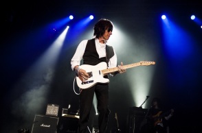 Τζεφ Μπεκ: Πέθανε ο θρυλικός Βρετανός κιθαρίστας - Συντετριμμένος ο Τζόνι Ντεπ, πώς σχολιάζουν την απώλεια Μικ Τζάγκερ, Ρόνι Γουντ και άλλοι διάσημοι μουσικοί.