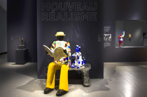 Άποψη από την έκθεση «Nouveau Réalisme» στο Ίδρυμα Β. & Ε. Γουλανδρή με το έργο της Niki de Saint Phalle «Το παγκάκι»