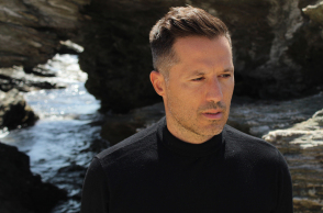 Ο τραγουδιστής Αδάμ Τσαρούχης