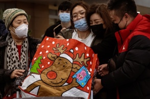 Οικογένεια από την Κίνα επανενώνεται μετά από τρία χρόνια κορωνοϊού