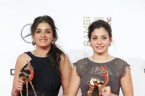 H Sarah Mardini με την αδελφή της, Yusra, σε απονομή βραβείων στη Γερμανία