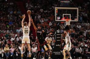 Νέα ήττα για τους Μπακς στο Μαϊάμι απόντος του Γιάννη Αντετοκούνμπο με τους Χιτ να παίρνουν το ματς με 111-95.