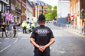 Βρετανία: Ένοπλος αξιωματικός της Μητροπολιτικής Αστυνομίας παραδέχθηκε δεκάδες βιασμούς και σεξουαλικά αδικήματα κατά 12 γυναικών.